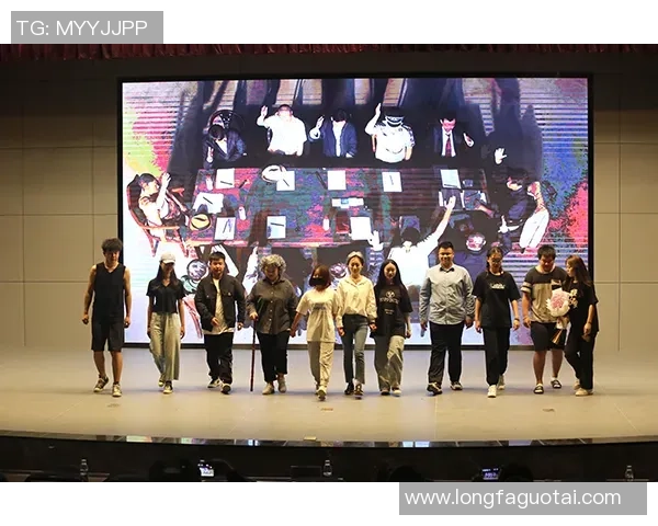 足球巨星的心路历程与奋斗精神：从球场到人生舞台的深刻演讲